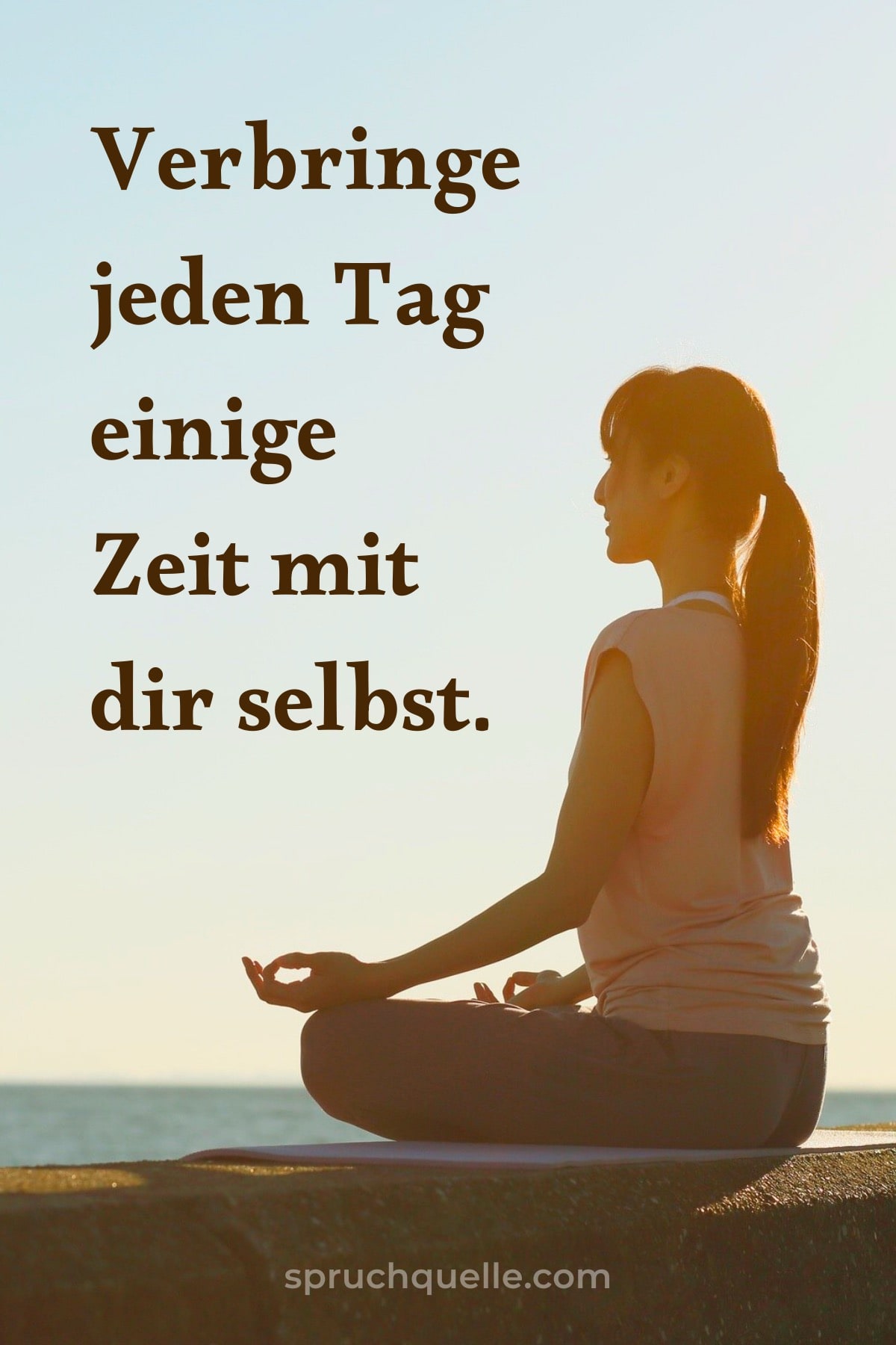 Frau meditiert am Meer bei Sonnenaufgang; Text: „Verbringe jeden Tag einige Zeit mit dir selbst.“