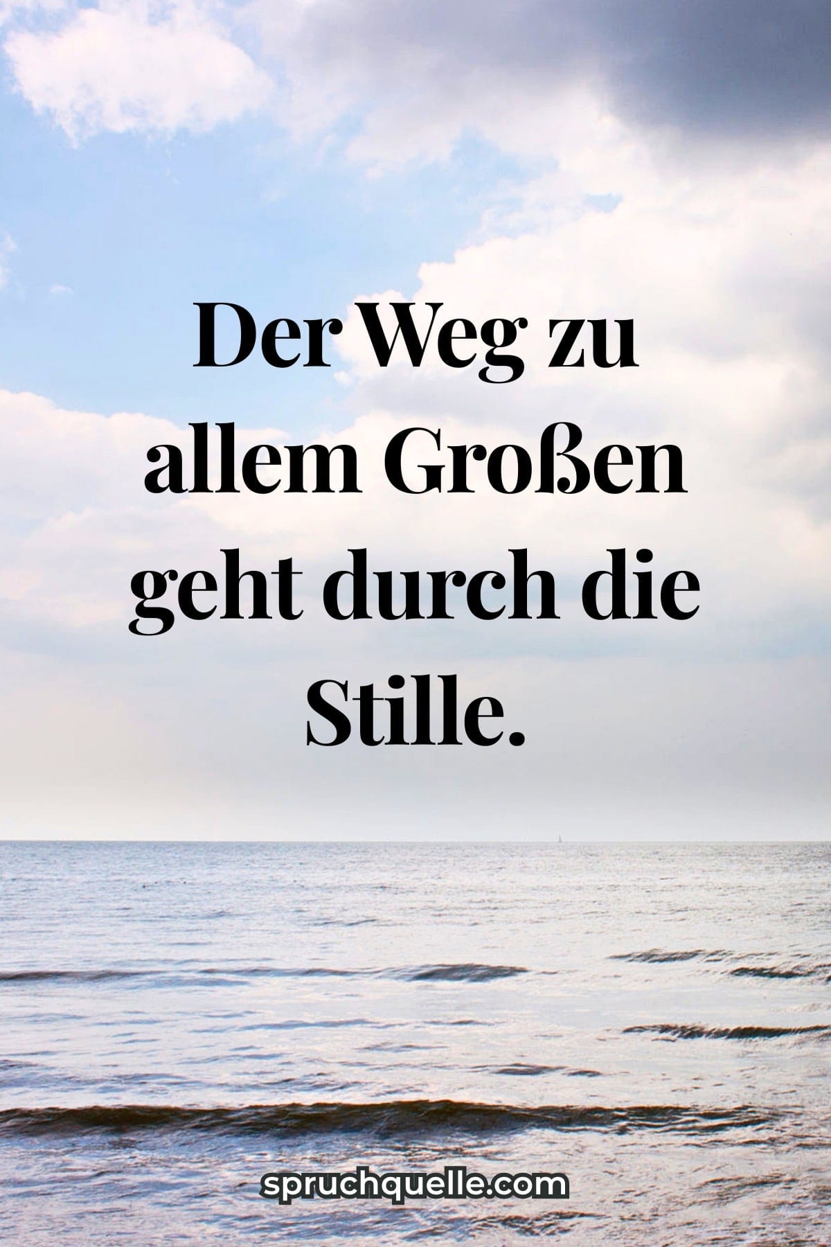 Zitat „Der Weg zu allem Großen geht durch die Stille.“ über ruhigem Meer und wolkigem Himmel