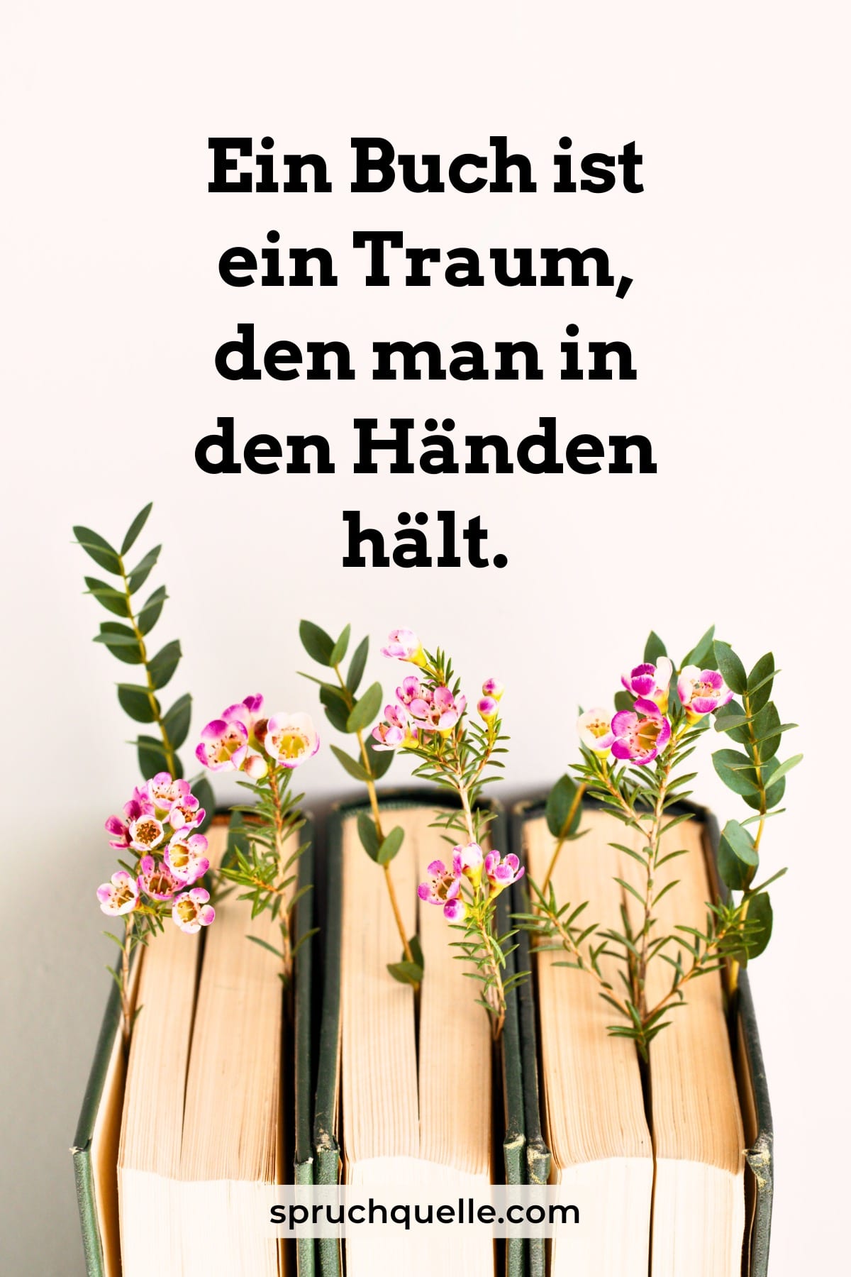 Zitat „Ein Buch ist ein Traum…“ über gestapelten Büchern mit zarten rosa Blüten und grünen Zweigen