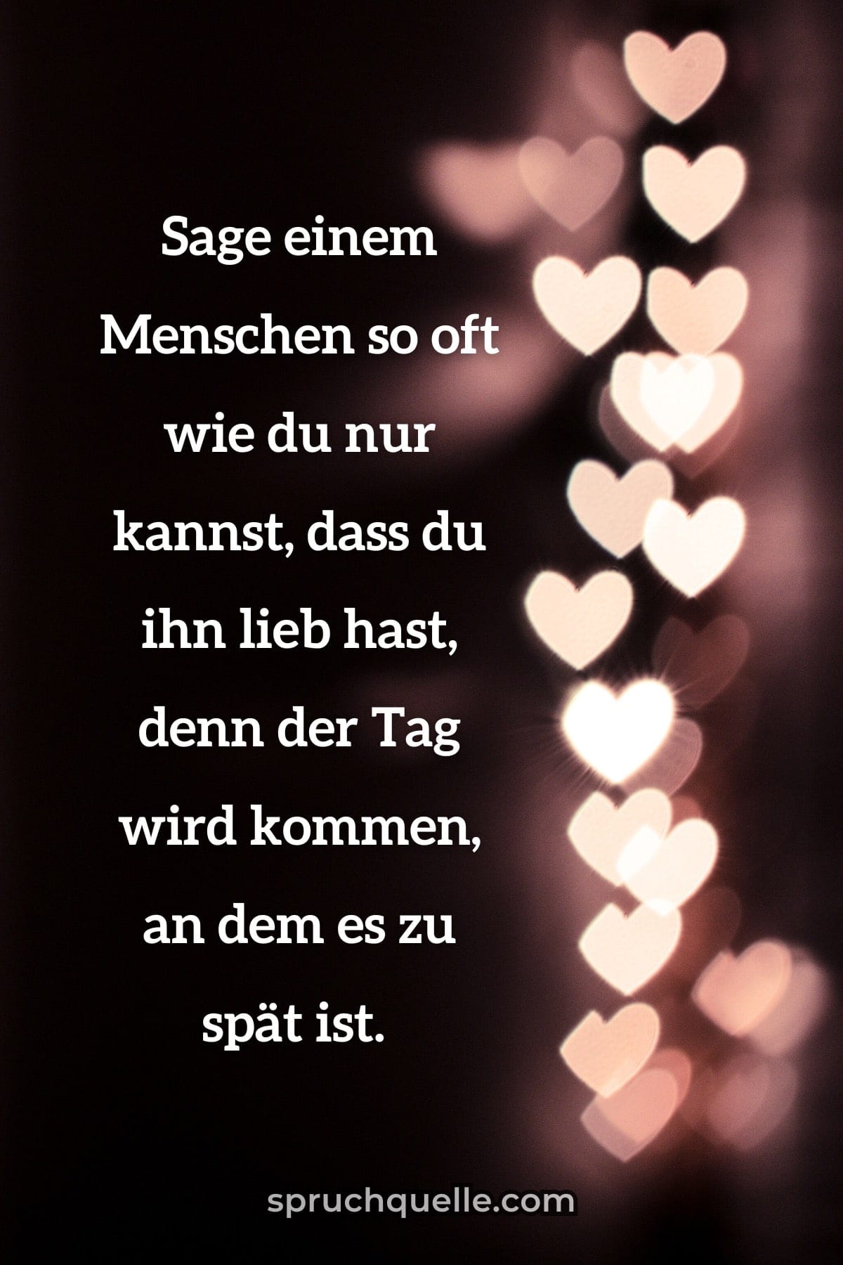 Sage einem Menschen so oft wie du nur kannst, dass du ihn lieb hast, denn der... Wellen treffen auf einen Strand, darüber ein Lebensweisheitstext