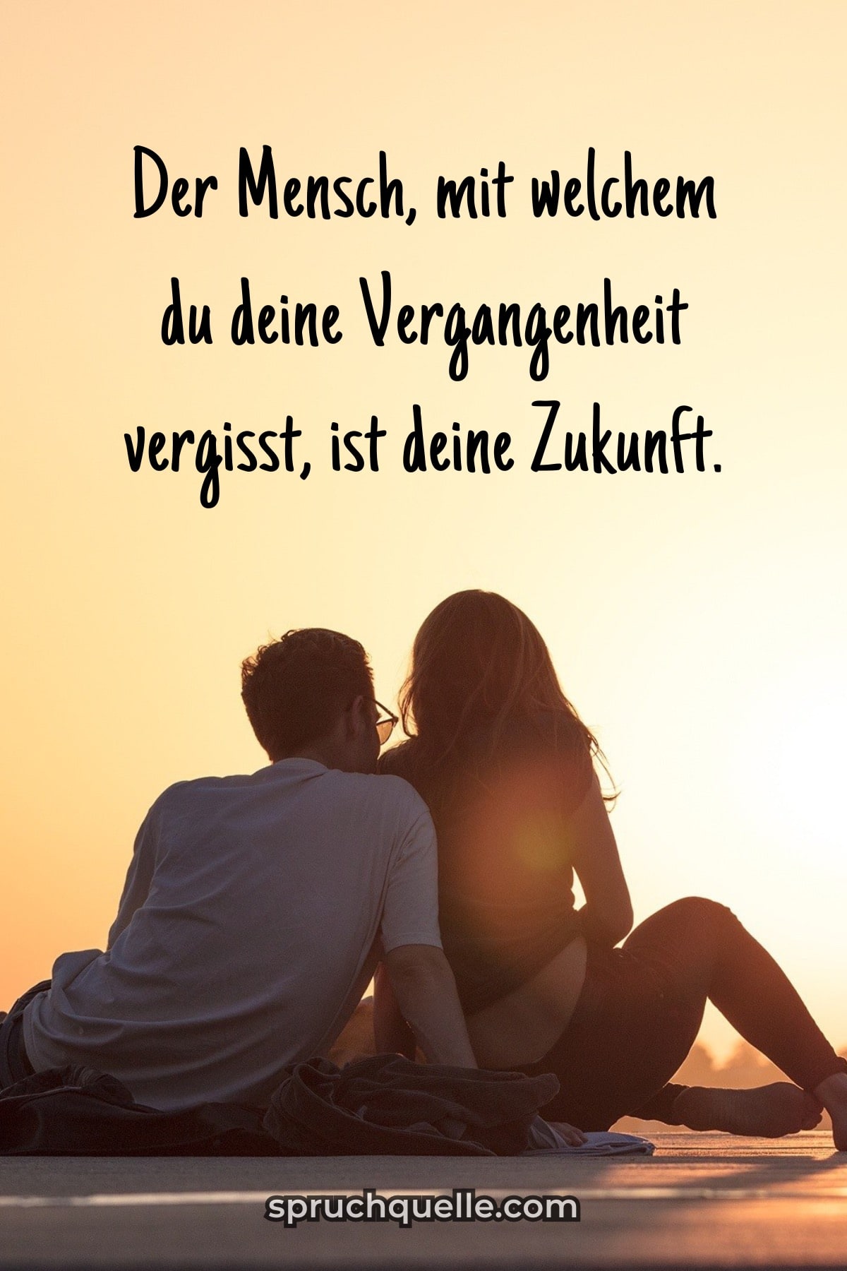 Der Mensch, mit welchem du deine Vergangenheit vergisst, ist deine Zukunft. Ein Paar sieht bei Sonnenuntergang romantisch aus