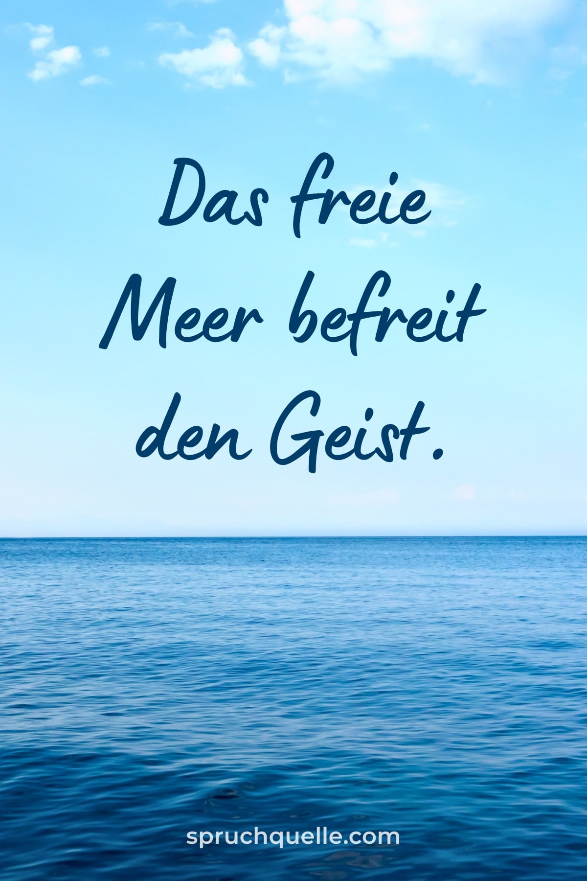 Blauer Himmel über ruhiger See, dazu der Spruch: „Das freie Meer befreit den Geist.“